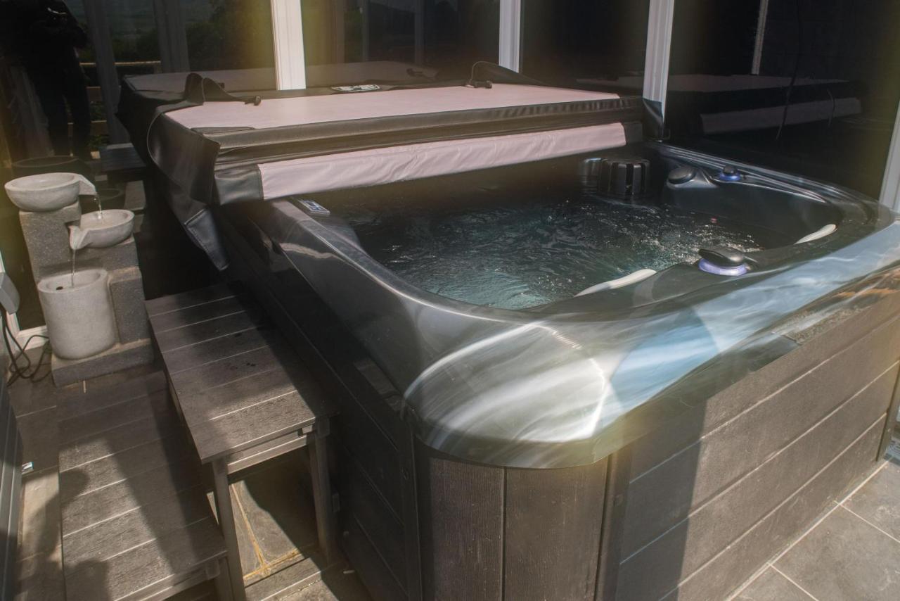 Luxury Super Central Cottage With A Hot Tub/ Gym Portree Exterior photo